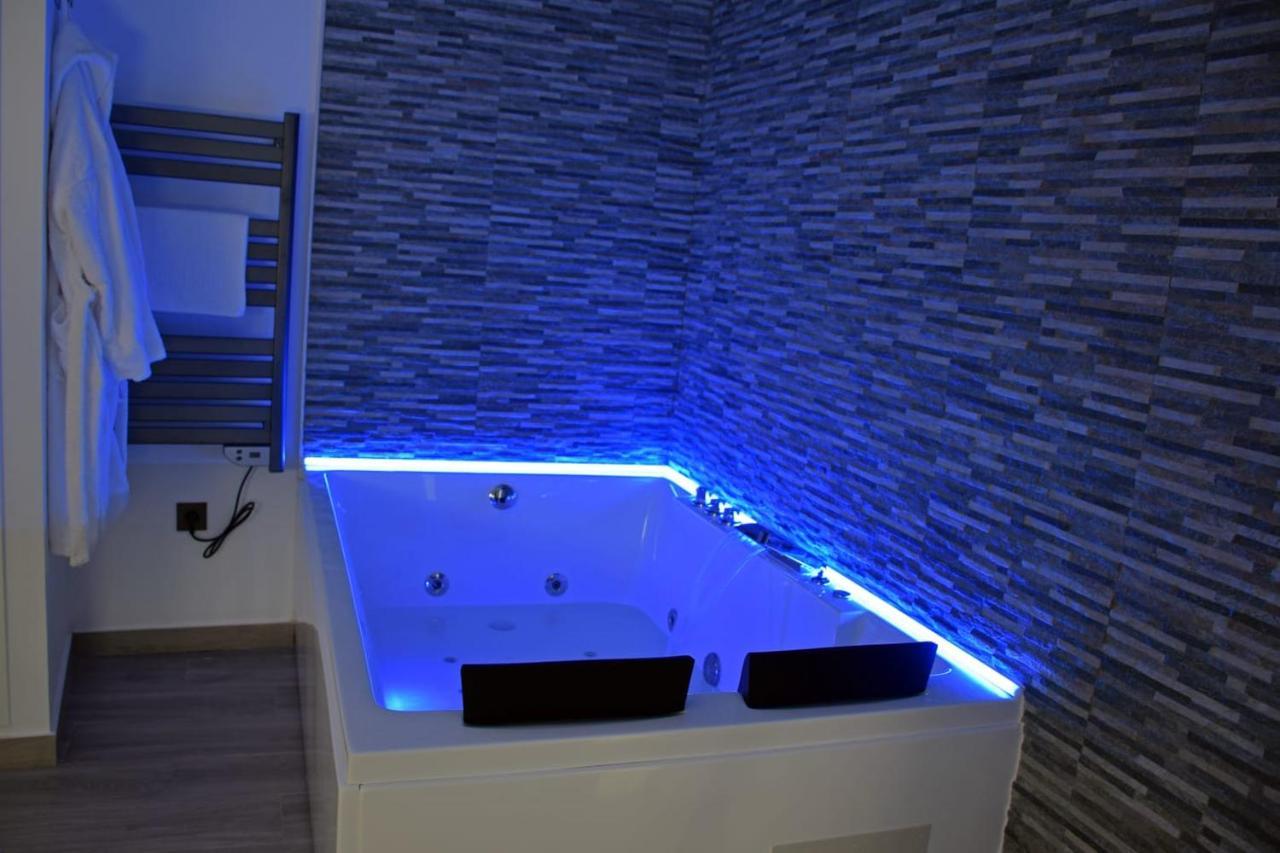 Alojamientos Lola, Suite Con Jacuzzi Беналуп-Касас-Вієхас Екстер'єр фото