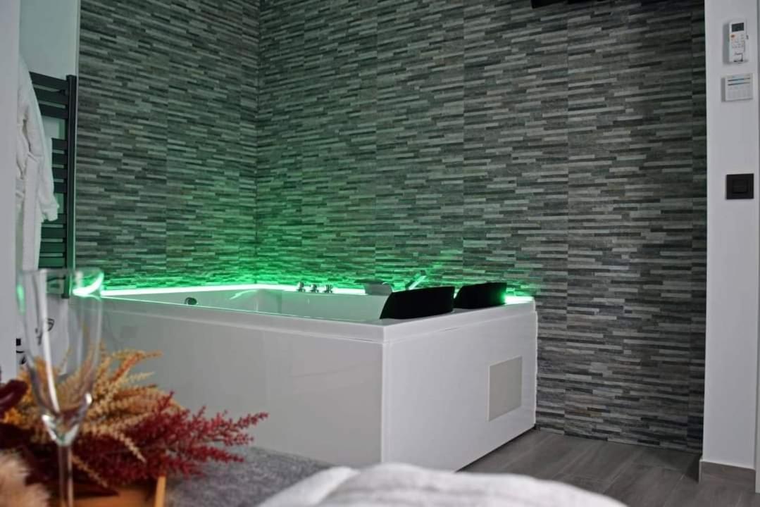 Alojamientos Lola, Suite Con Jacuzzi Беналуп-Касас-Вієхас Екстер'єр фото
